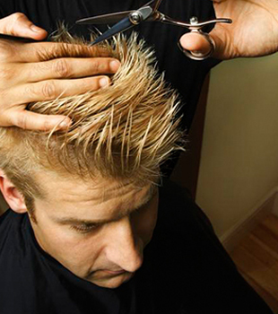 Homen's Peluqueros peluquero cortando cabello a hombre
